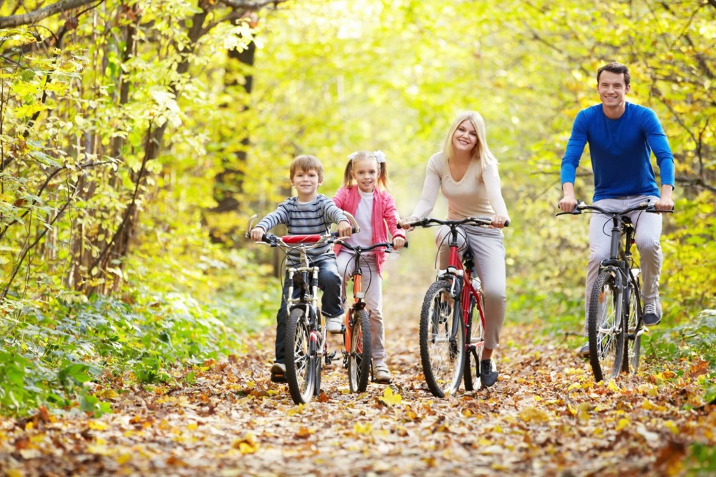 Familia con seguro para bicicletas paseando