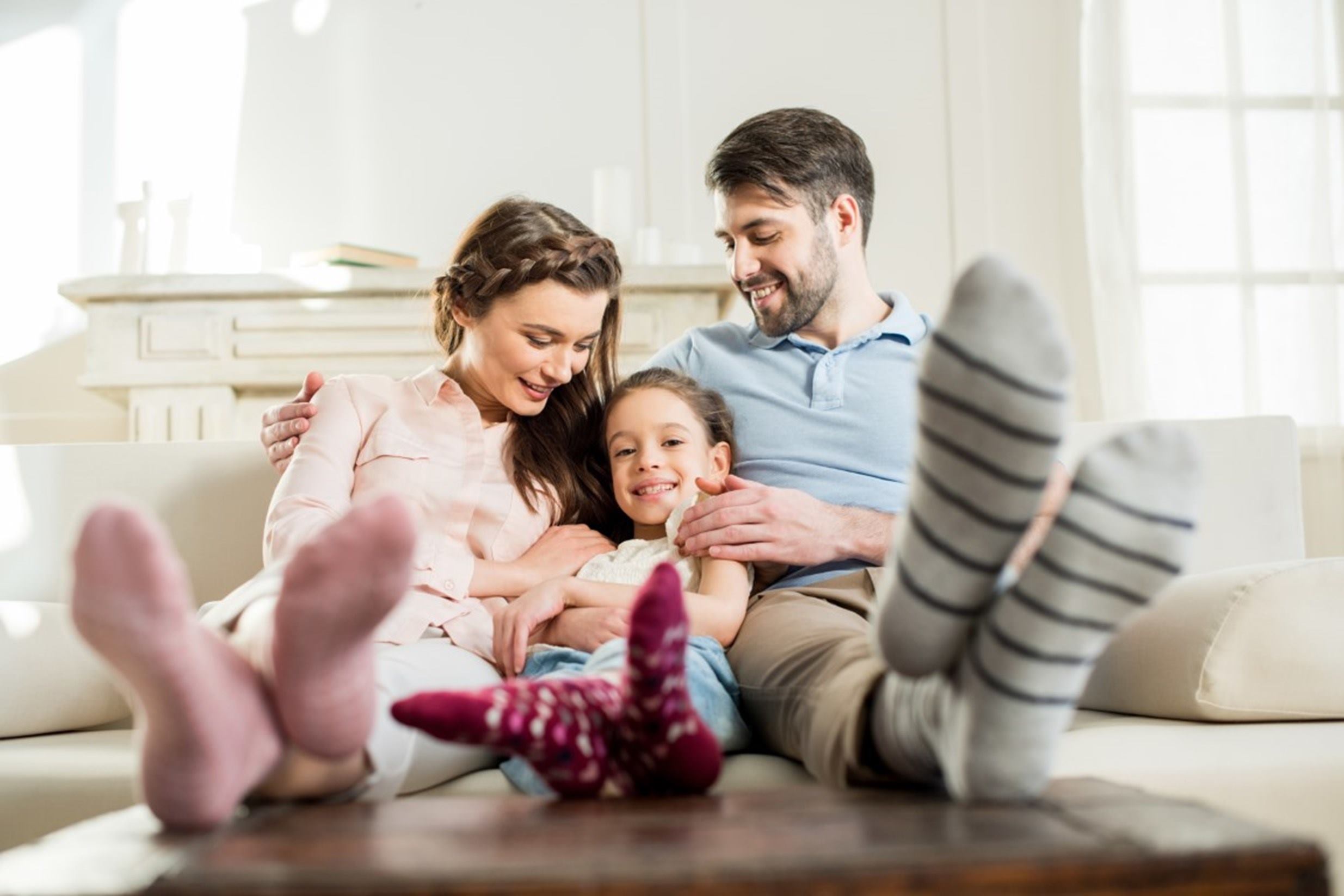 Familia disfrutando de las ventajas de seguro para el hogar